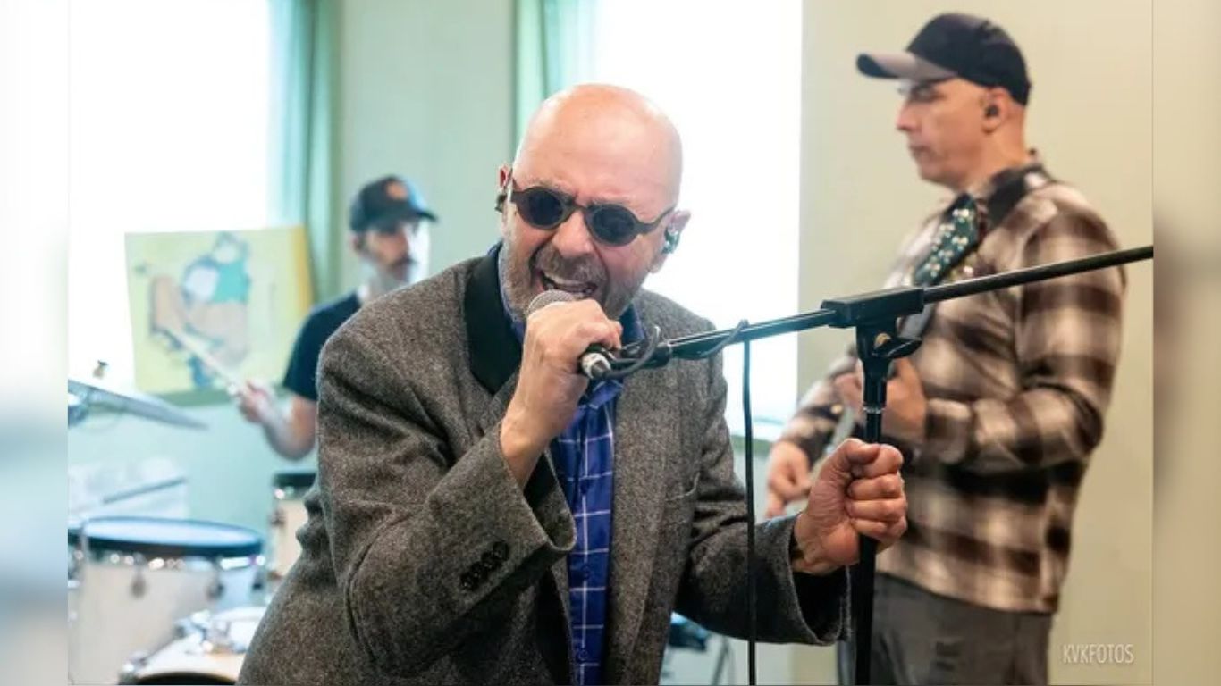 El Indio Solari en el estudio junto a los Fundamentalistas del Aire Acondicionado