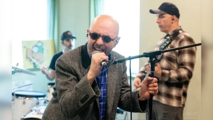 El Indio Solari en el estudio junto a los Fundamentalistas del Aire Acondicionado