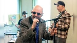 El Indio Solari en el estudio junto a los Fundamentalistas del Aire Acondicionado