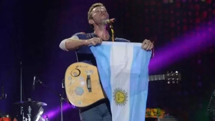 ¿Qué más tiene que hacer Chris Martin para ser un argento de pies a cabeza?