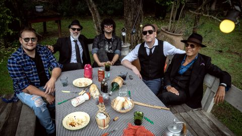 Escuchá lo nuevo de Los Mentidores junto a Juanse: “El envidioso”