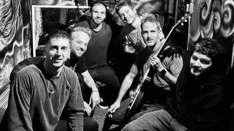 Flores en la Luna presenta su nuevo single: “Náufrago”