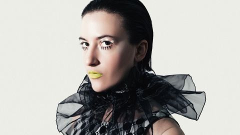 Lara Modena lanza "Lo Raro es Hermoso": electro pop para gente rara sin miedo al cringe.