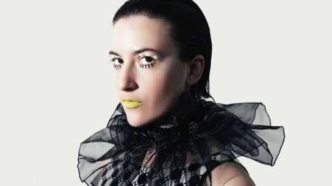 Lara Modena lanza "Lo Raro es Hermoso": electro pop para gente rara sin miedo al cringe.
