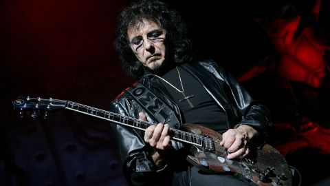 Lo nuevo de Tony Iommi solista: “Deified”