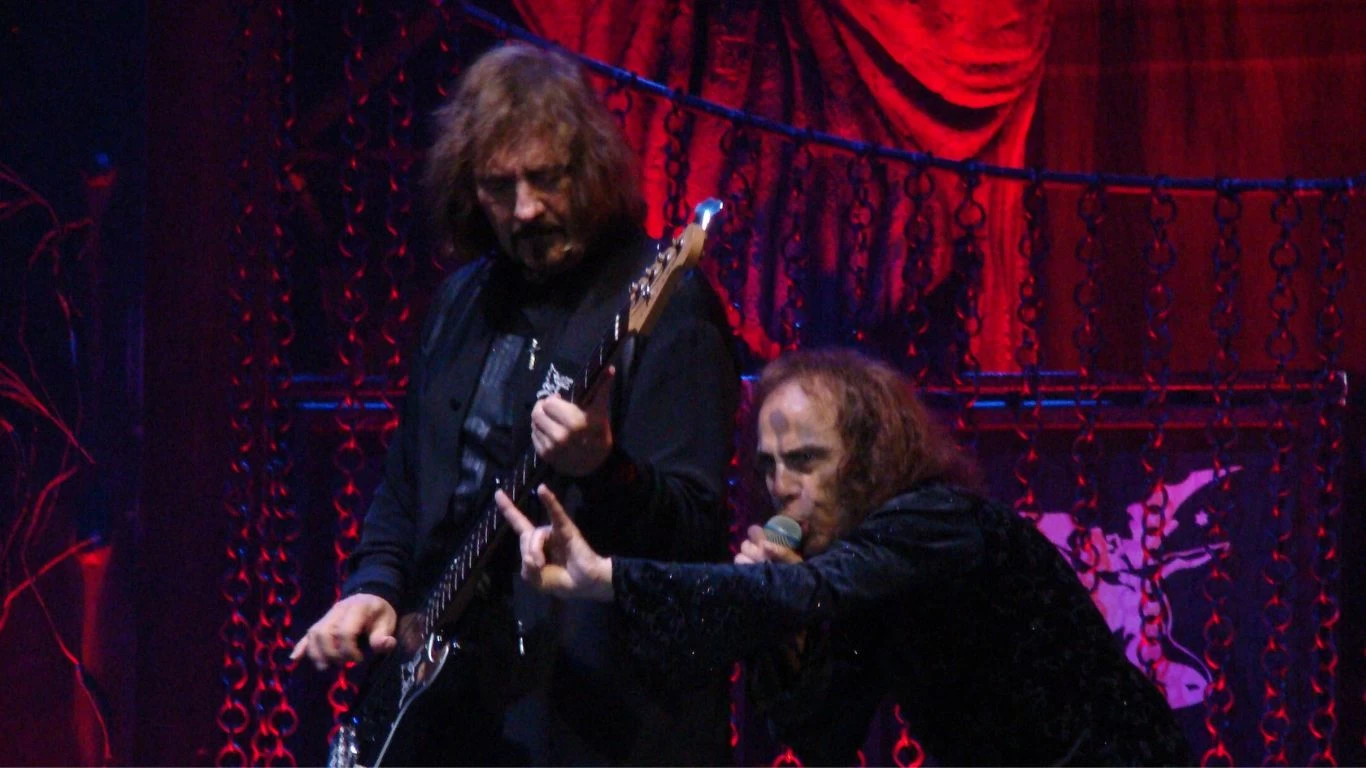 Geezer Butler se proclama inventor de los cuernos metaleros